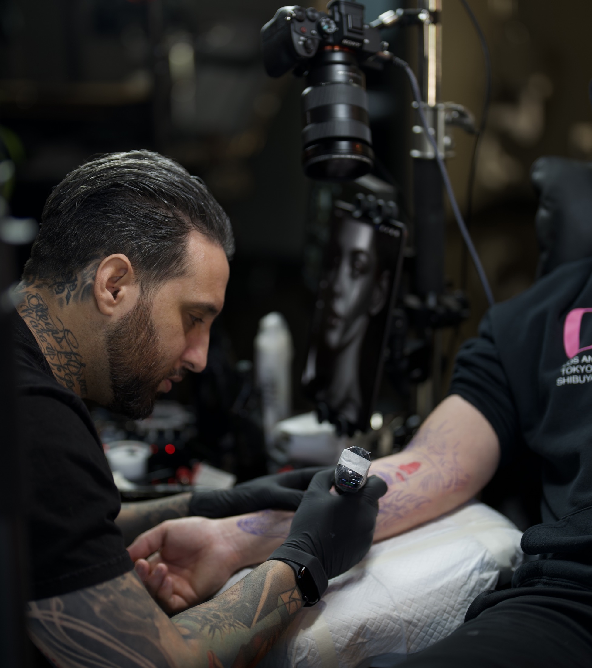 Fábio Guerreiro tattooing a dark realism project with cameras recording the process.