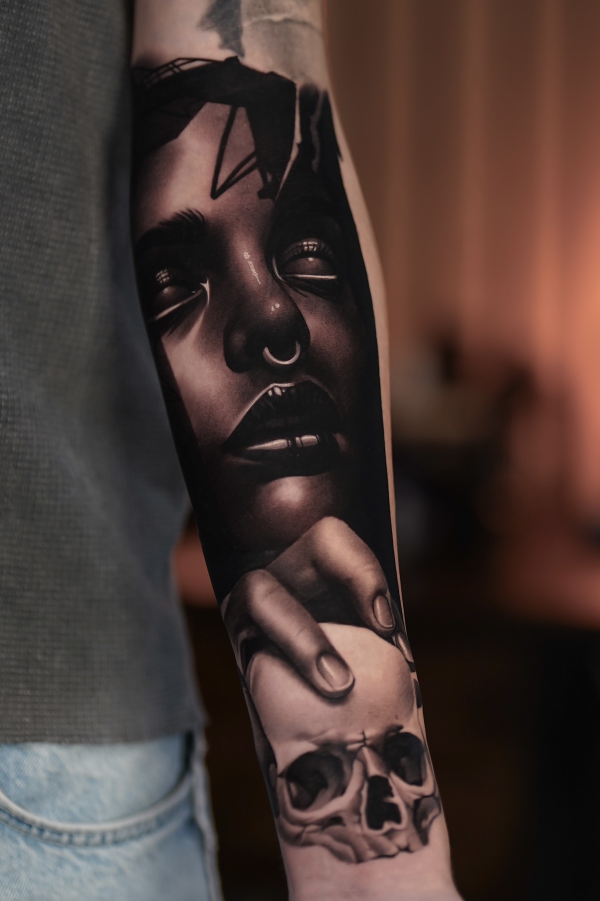 Black and grey forearm tattoo by Fábio Guerreiro.