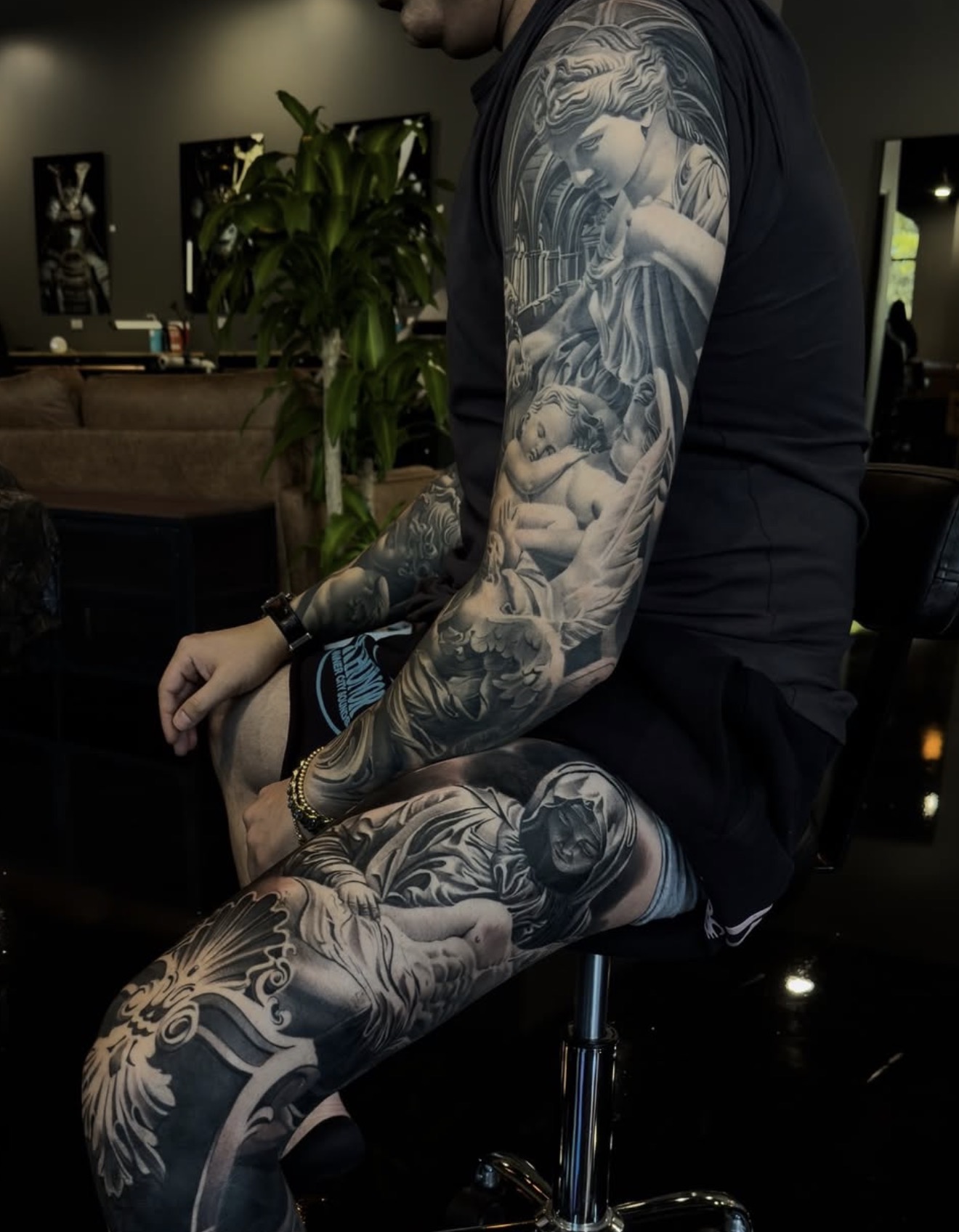 Black and grey sleeve and leg tattoo by Fábio Guerreiro.